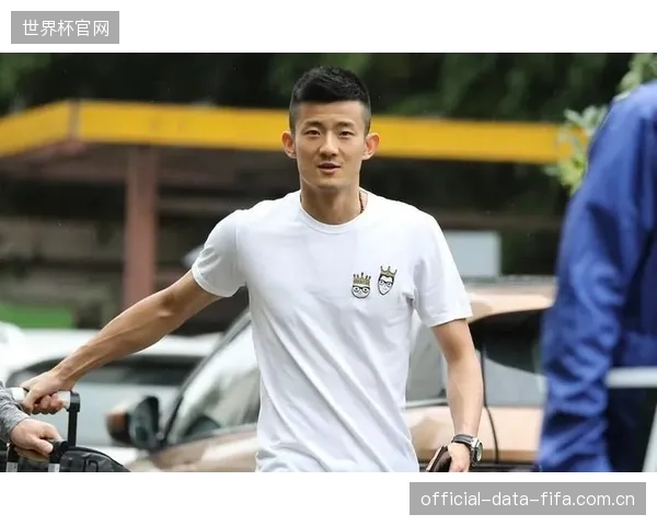 效力于莱昂内萨文化的艾哈迈德将为球队带来欧洲赛场的对抗节奏。 效力于莱昂内萨文化的艾哈迈德将为球队带来欧洲赛场的对抗节奏。